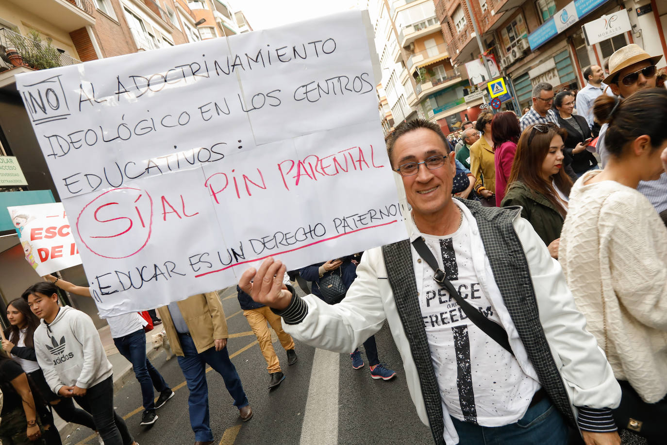 Fotos: «Nuestros hijos son nuestros», claman varios miles de personas en Murcia