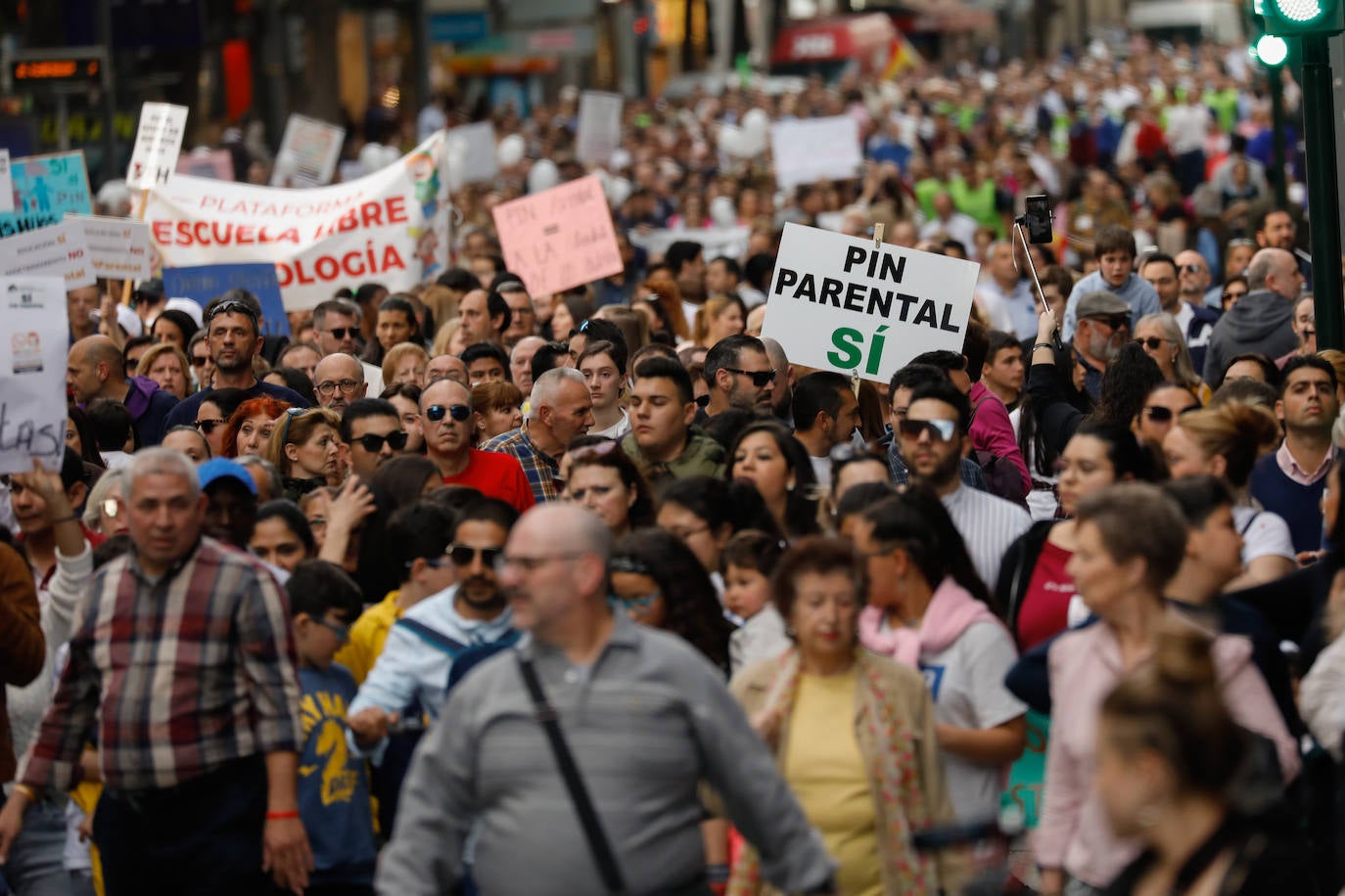 Fotos: «Nuestros hijos son nuestros», claman varios miles de personas en Murcia