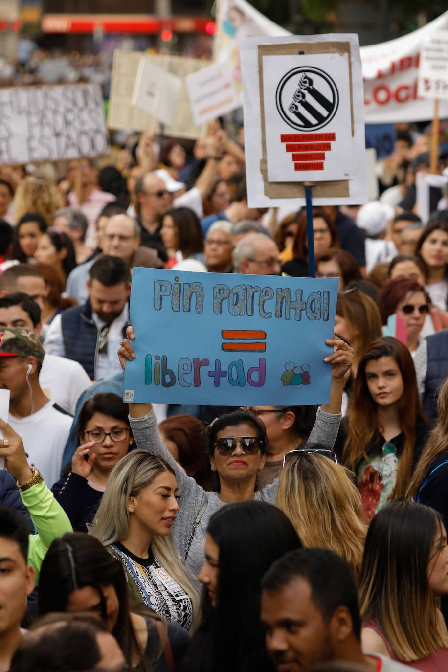 Fotos: «Nuestros hijos son nuestros», claman varios miles de personas en Murcia