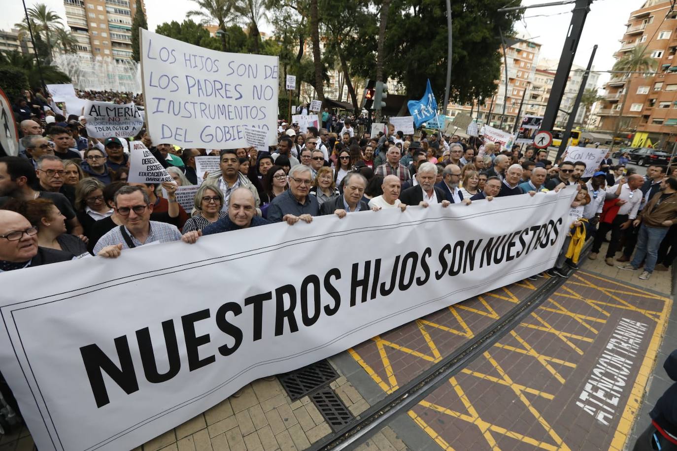 Fotos: «Nuestros hijos son nuestros», claman varios miles de personas en Murcia