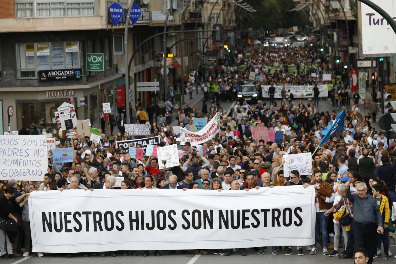 Fotos: «Nuestros hijos son nuestros», claman varios miles de personas en Murcia