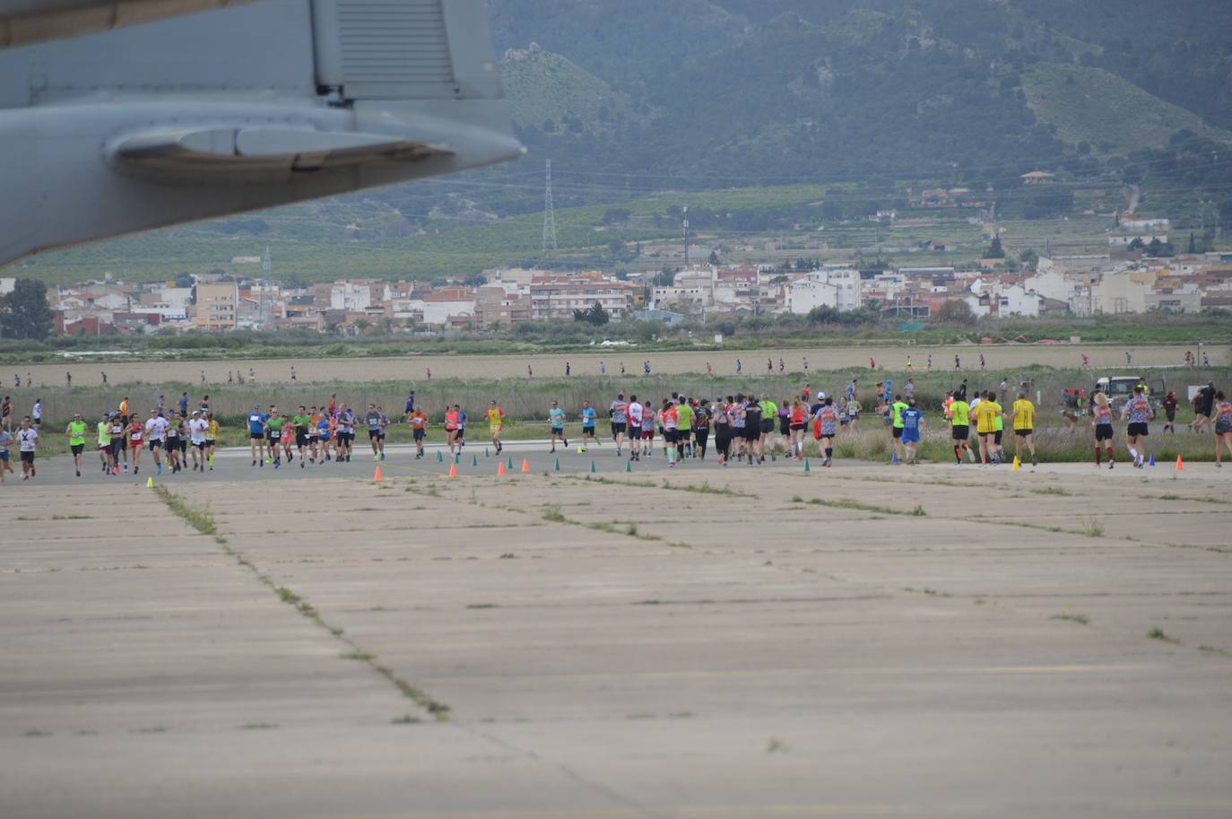 El corredor del Filippedes de Moratalla completa los 14 kilómetros en la VII Carrera Popular de la Base Aérea en 46:45 minutos, por los 57:12 para la atleta del Fondistas de Yecla