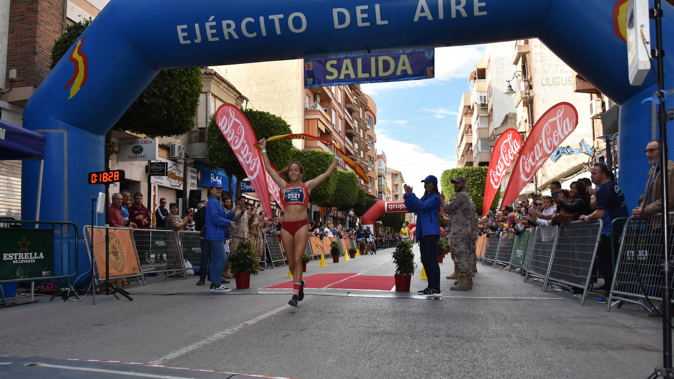 El corredor del Filippedes de Moratalla completa los 14 kilómetros en la VII Carrera Popular de la Base Aérea en 46:45 minutos, por los 57:12 para la atleta del Fondistas de Yecla