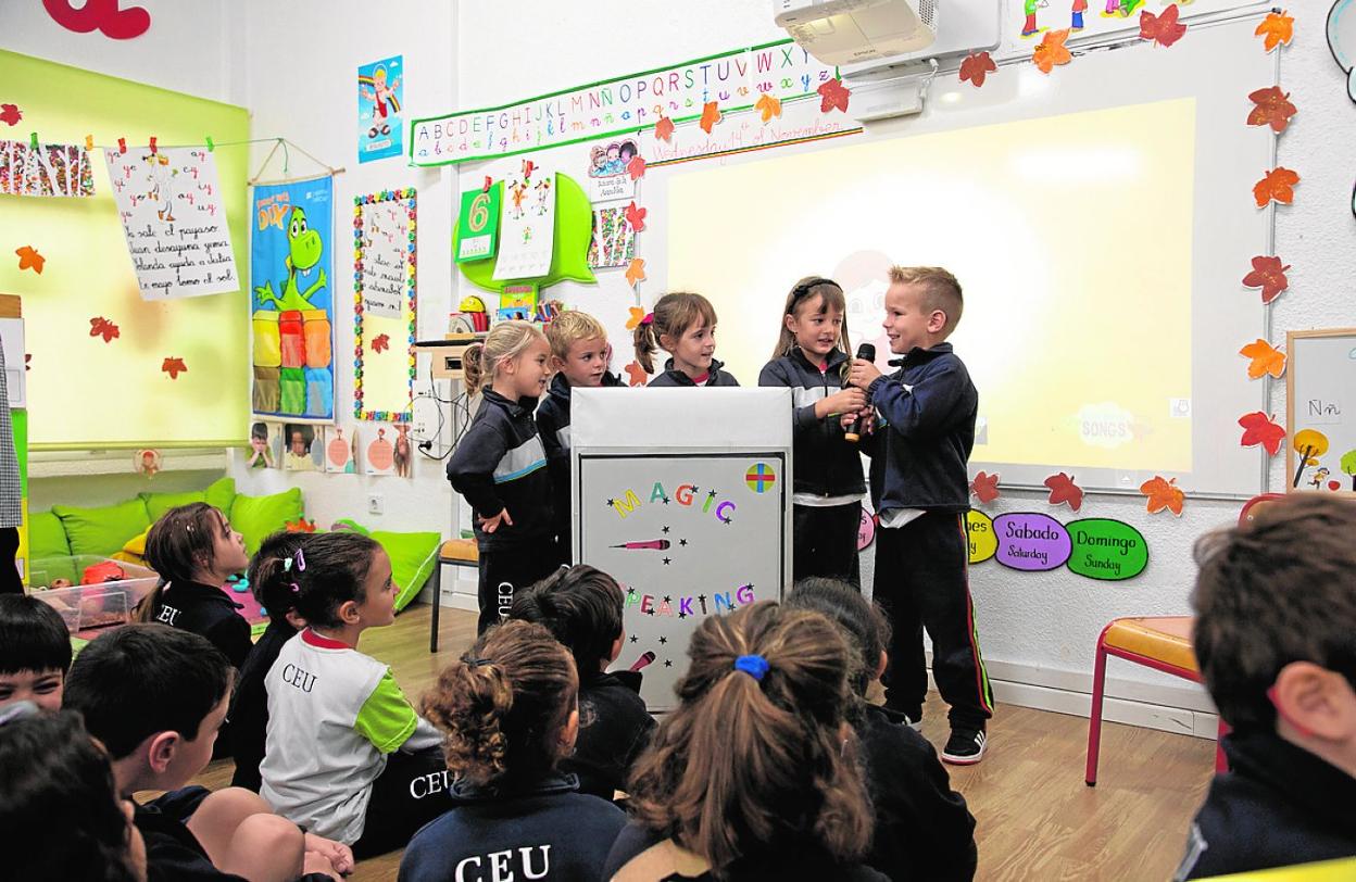 Los alumnos trabajan la oratoria en inglés con el Programa Magic Talking. 