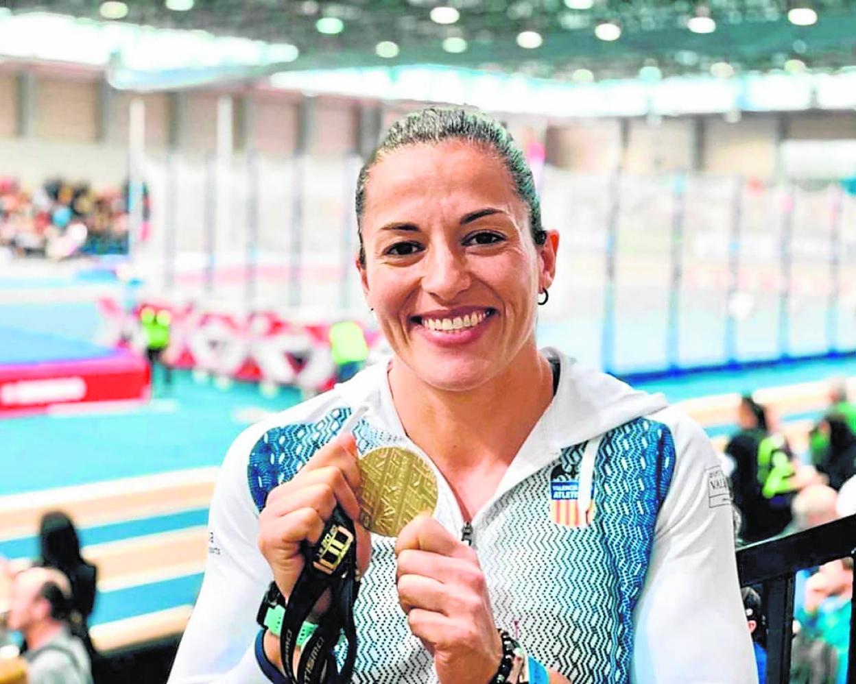 Úrsula Ruiz muestra su medalla de oro, este domingo en Orense. 