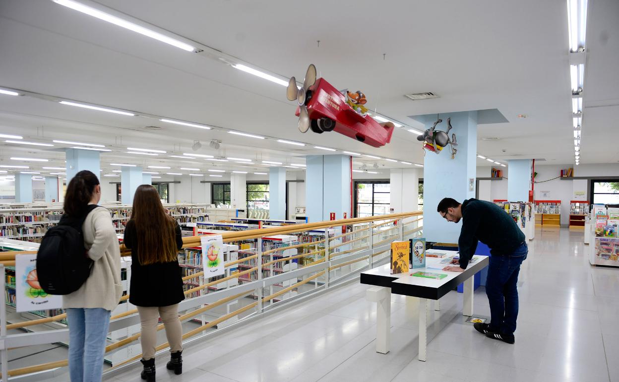 Un lector, este lunes, en la Biblioteca Regional, donde se presentó la nueva campaña.