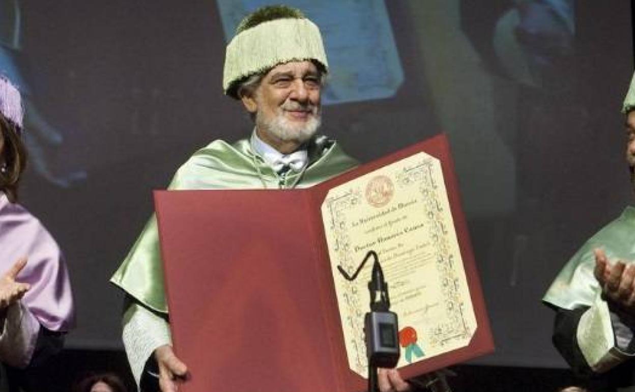 Plácido Domingo, en 2014, recibiendo el título de doctor 'honoris causa' de la UMU.