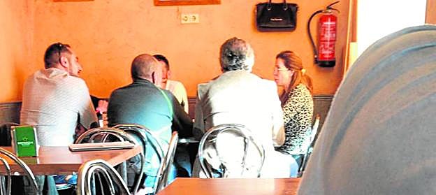 Ana Belén Castejón, a la derecha, y Juan Jesús Moreno, a la izquierda, durante la reunión con sindicalistas del Sime y del CSIF. 