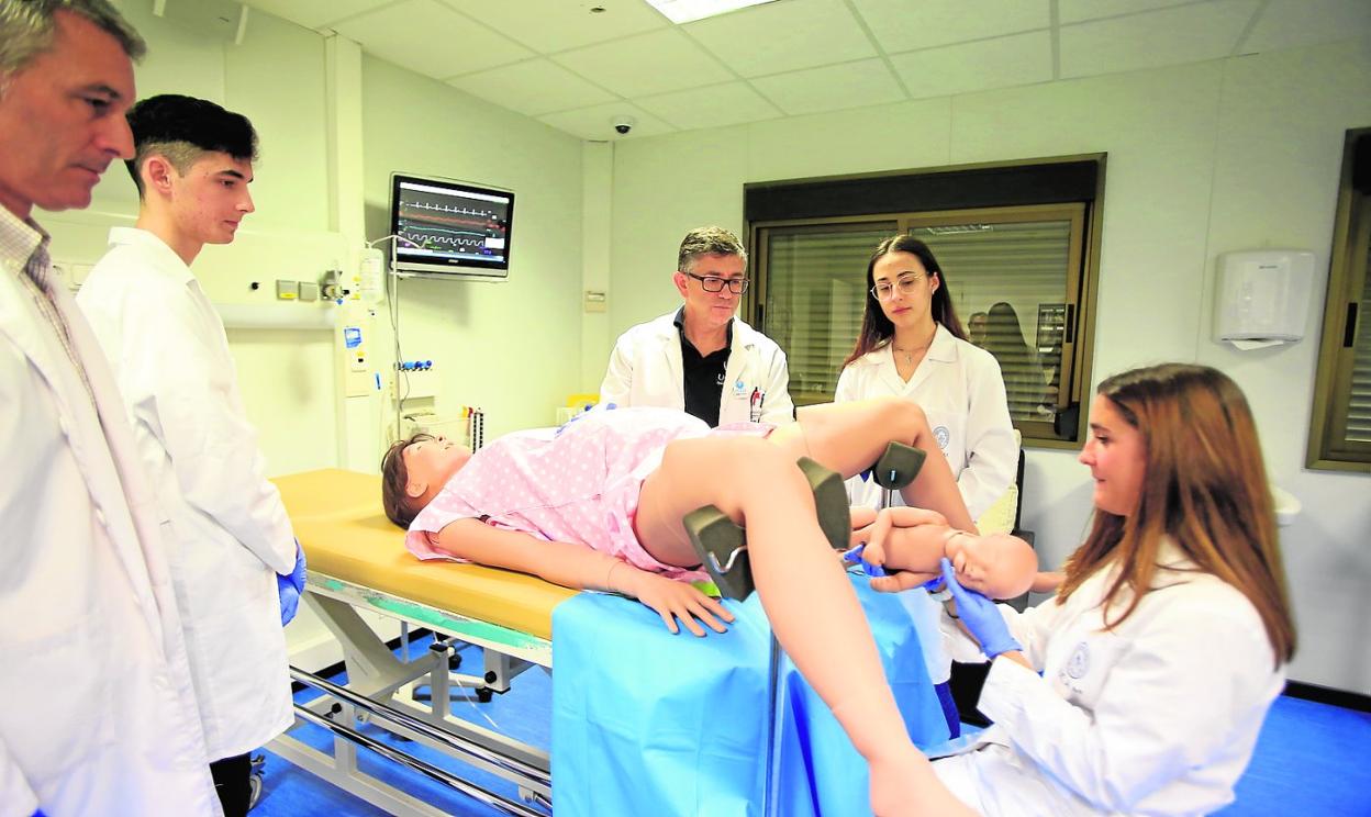 La UCAM cuenta con los más avanzados simuladores de obstetricia. 