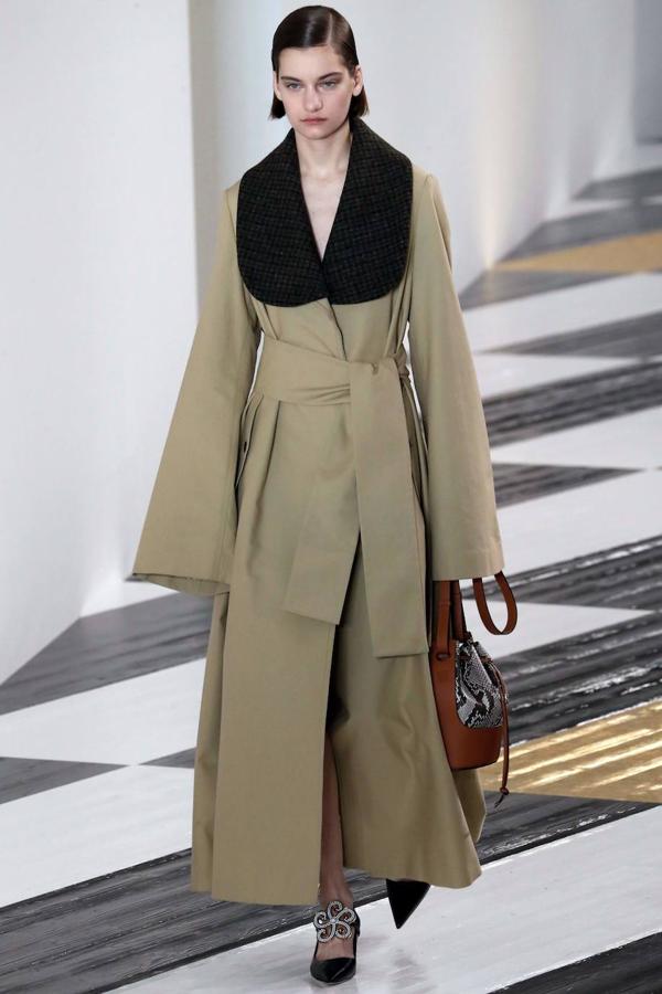 Loewe lleva al extremo los volúmenes en vestidos y pantalones. La firma española presentó en París su nueva colección con una gran presencia de la tendencia del año, las mangas abullonadas. 