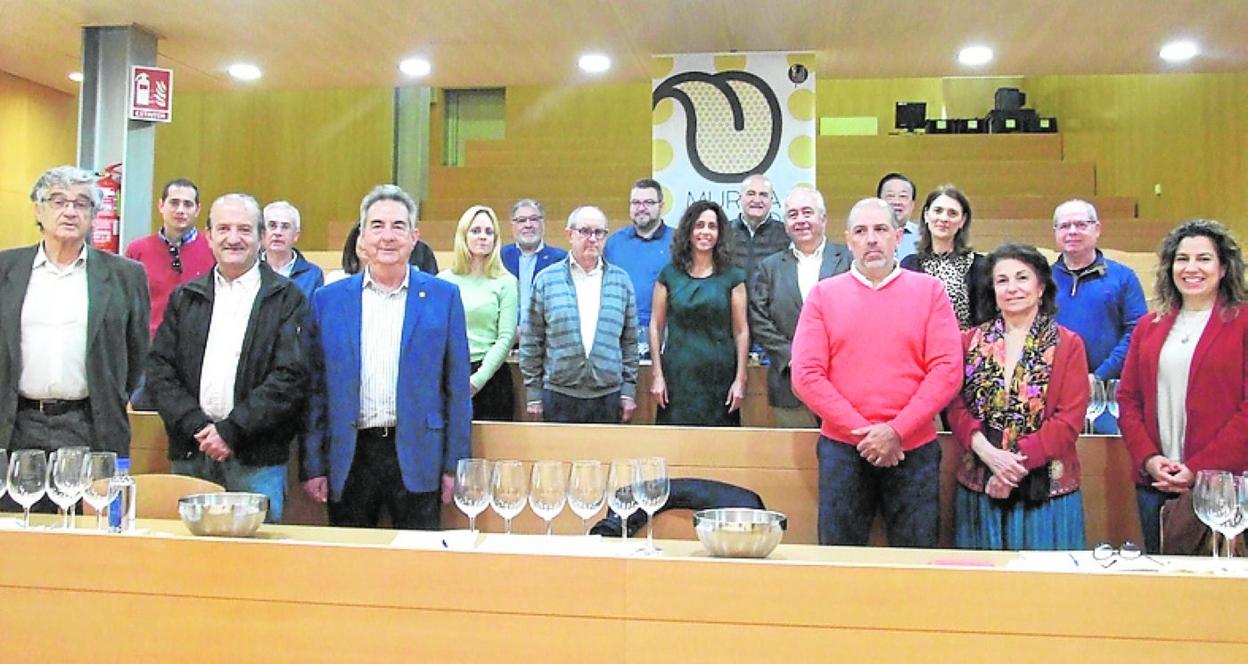 La consejera (c), junto a los participantes en la cata de vinos. 