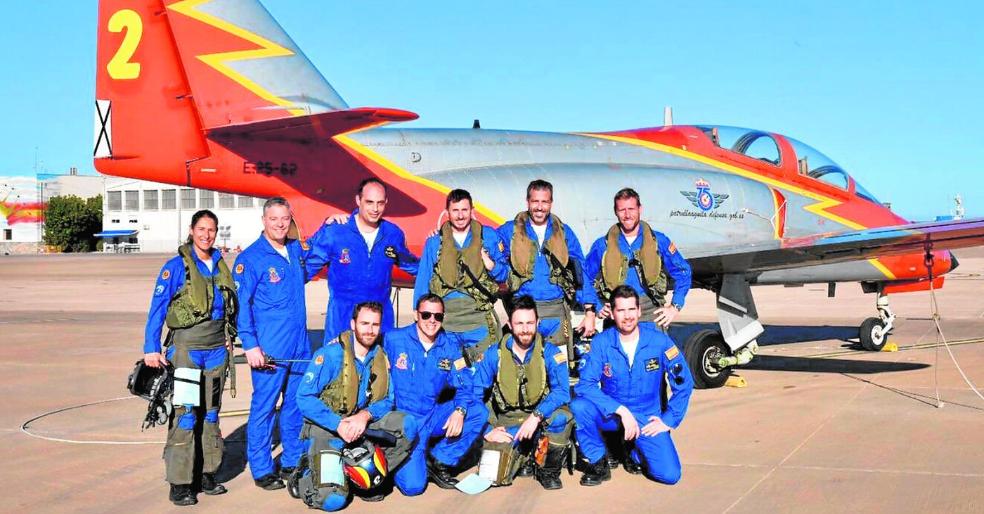 El comandante Eduardo Fermín Garvalena, segundo por la derecha, en la fila superior, con sus compañeros de la Patrulla Águila, en una foto de archivo. 