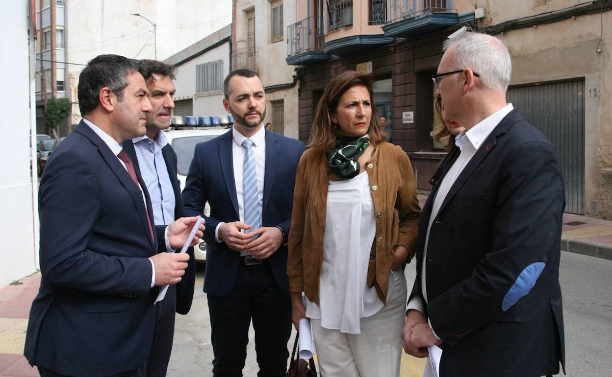 Isabel Borrego y Joaquín Buendía, con otros dirigentes. 