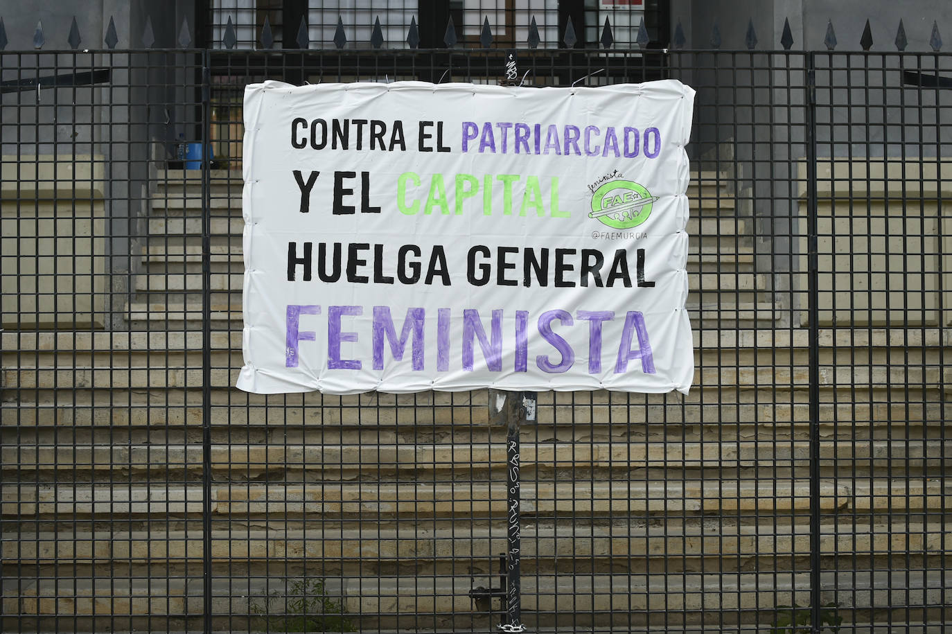 Fotos: Los estudiantes protestan en Murcia por una «ofensiva salvaje contra los derechos conquistados»