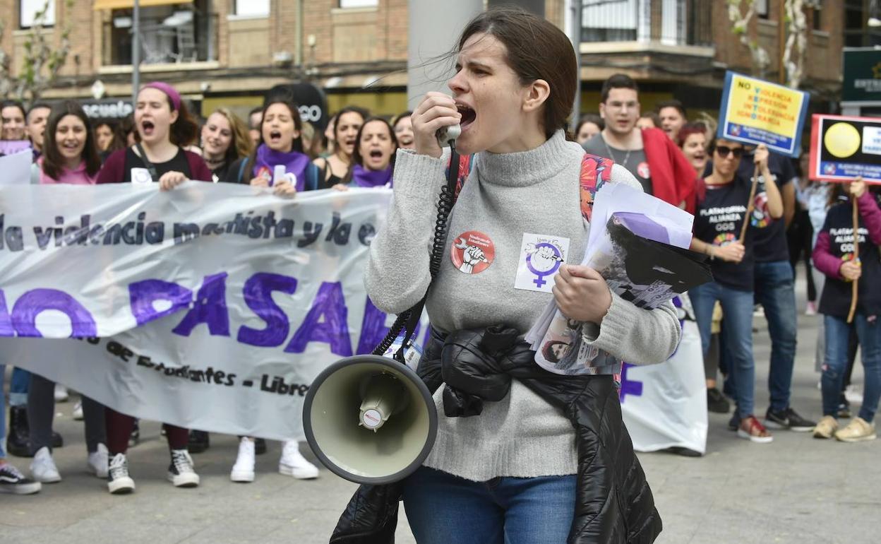 Una manifestante, con un megáfono, en la plaza de La Merced.