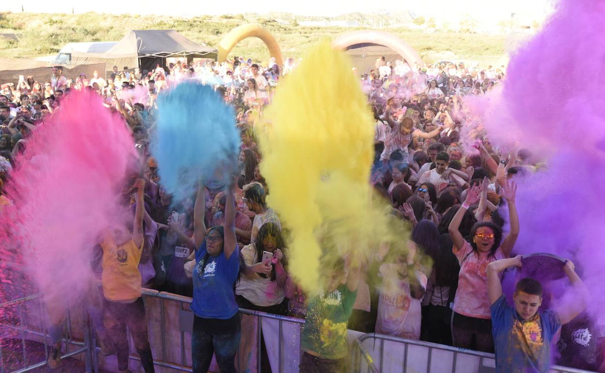 Lanzamiento de polvos de colores en la Holi Run.