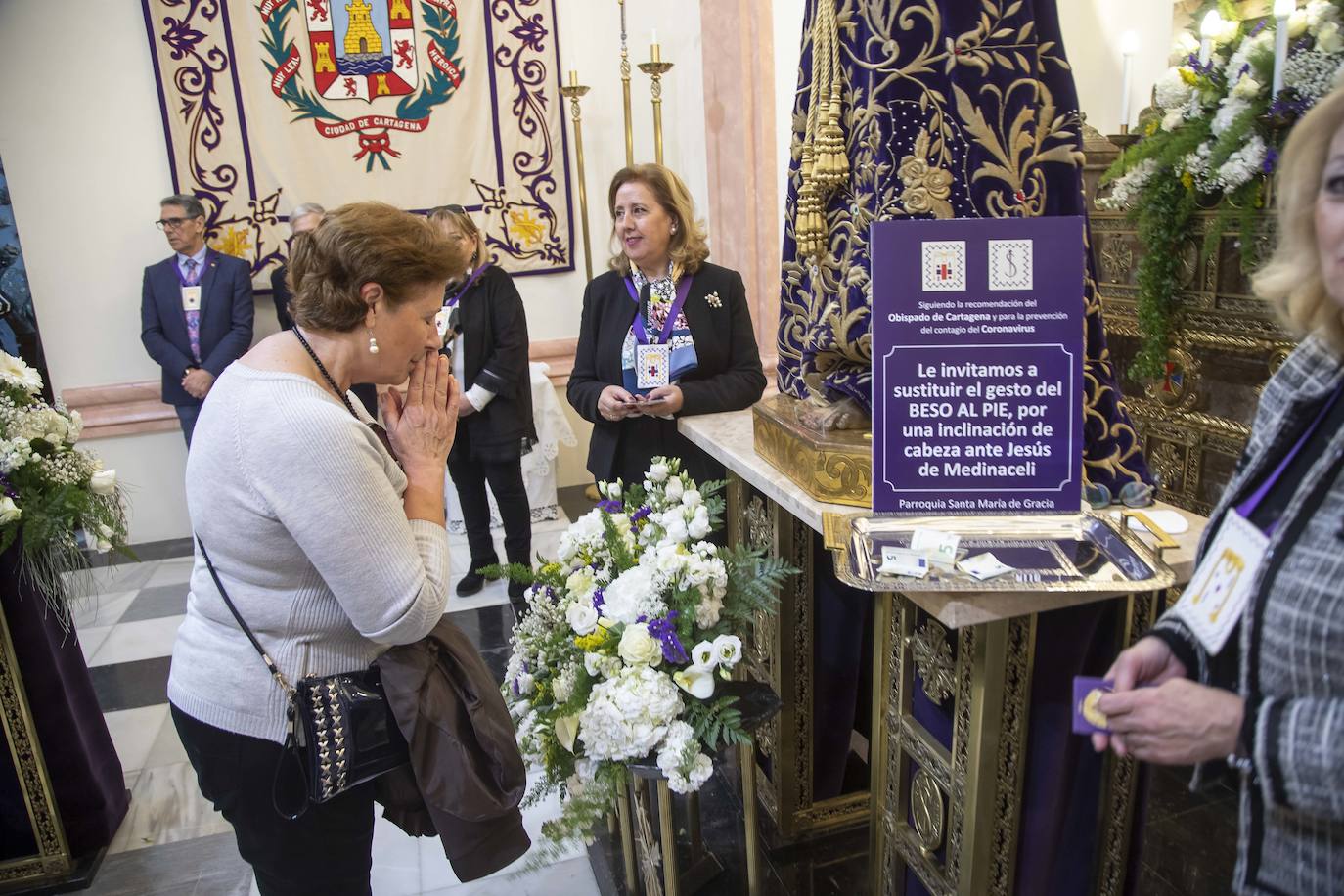 Fotos: Los fieles del Medinaceli optan por la reverencia y la oración