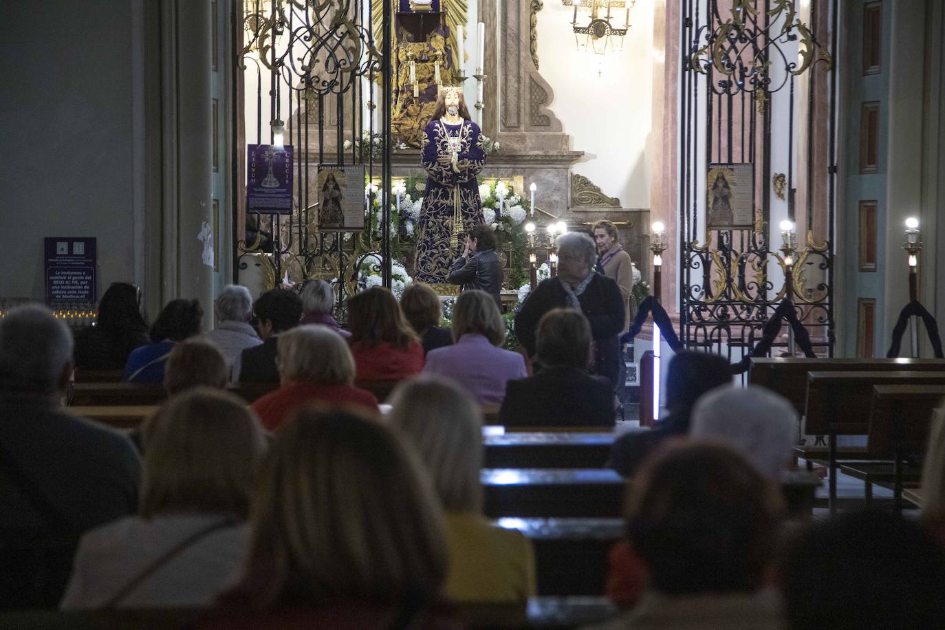 Fotos: Los fieles del Medinaceli optan por la reverencia y la oración