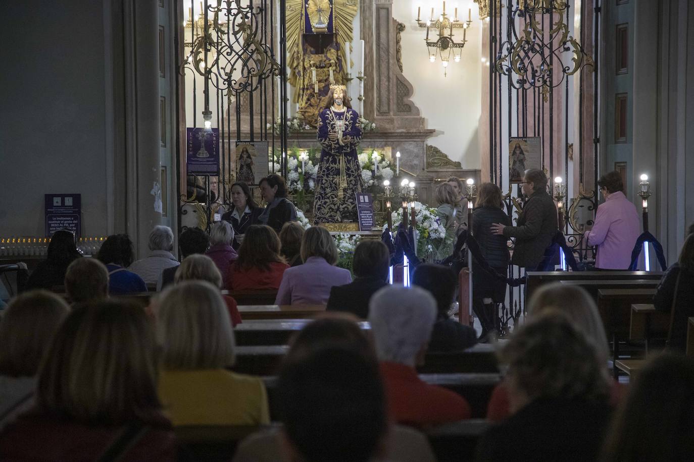 Fotos: Los fieles del Medinaceli optan por la reverencia y la oración