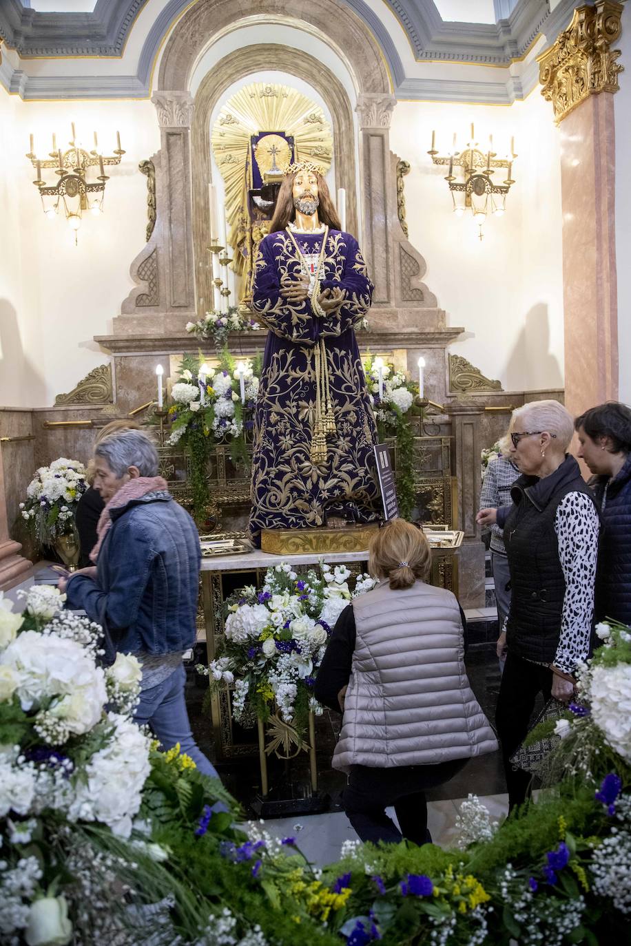 Fotos: Los fieles del Medinaceli optan por la reverencia y la oración