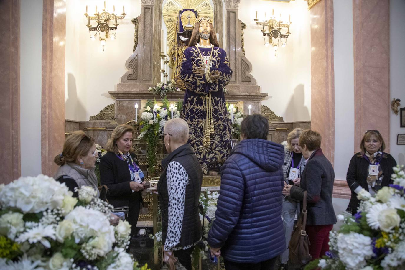 Fotos: Los fieles del Medinaceli optan por la reverencia y la oración