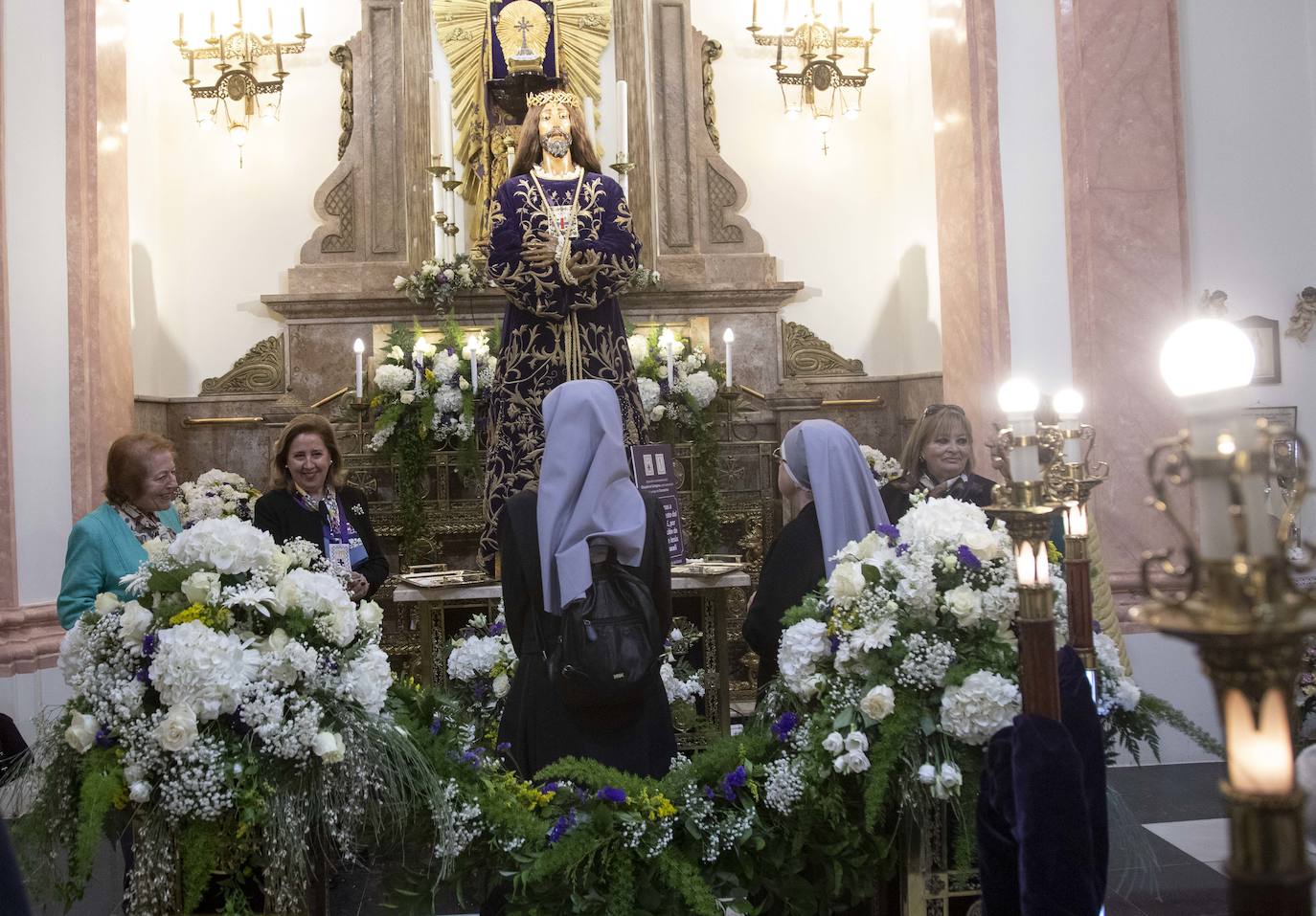 Fotos: Los fieles del Medinaceli optan por la reverencia y la oración