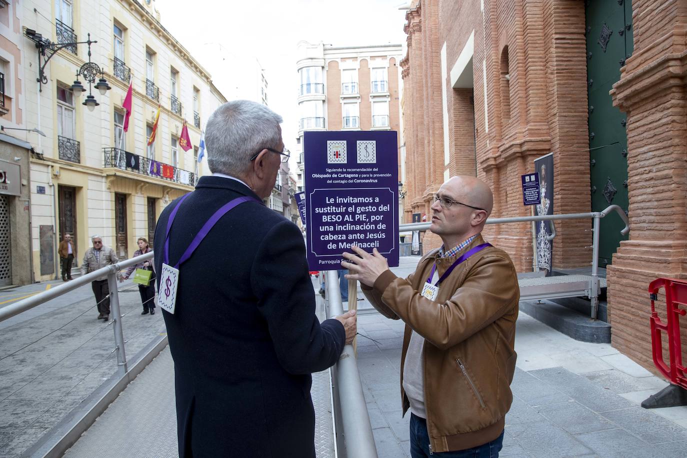 Fotos: Los fieles del Medinaceli optan por la reverencia y la oración