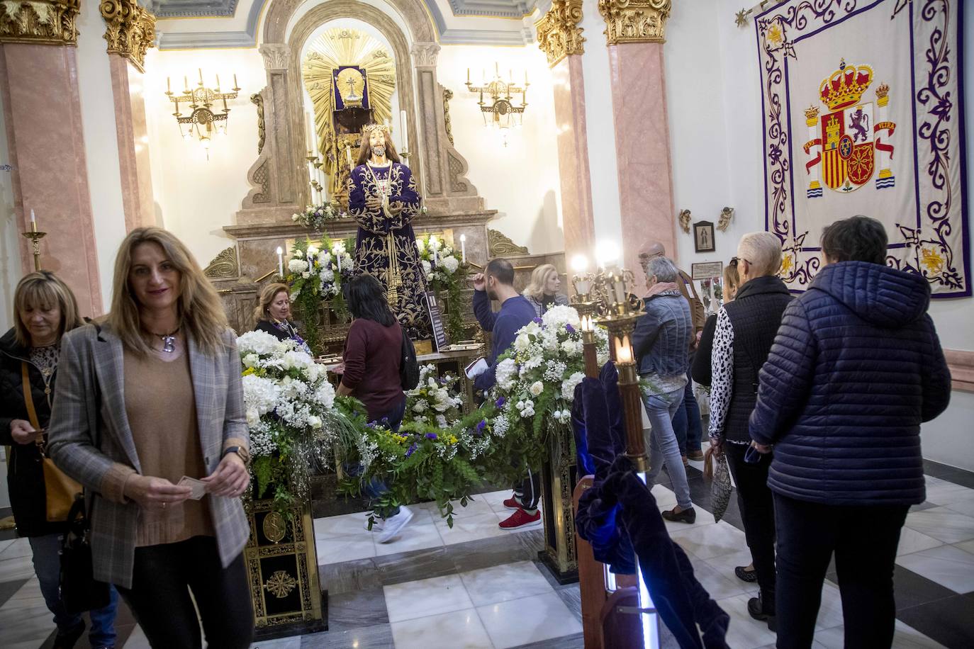 Fotos: Los fieles del Medinaceli optan por la reverencia y la oración