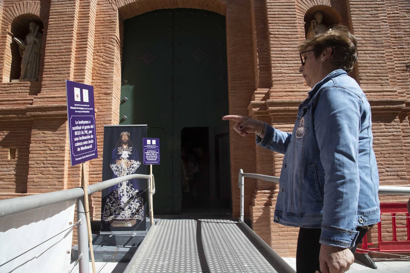 Fotos: Los fieles del Medinaceli optan por la reverencia y la oración