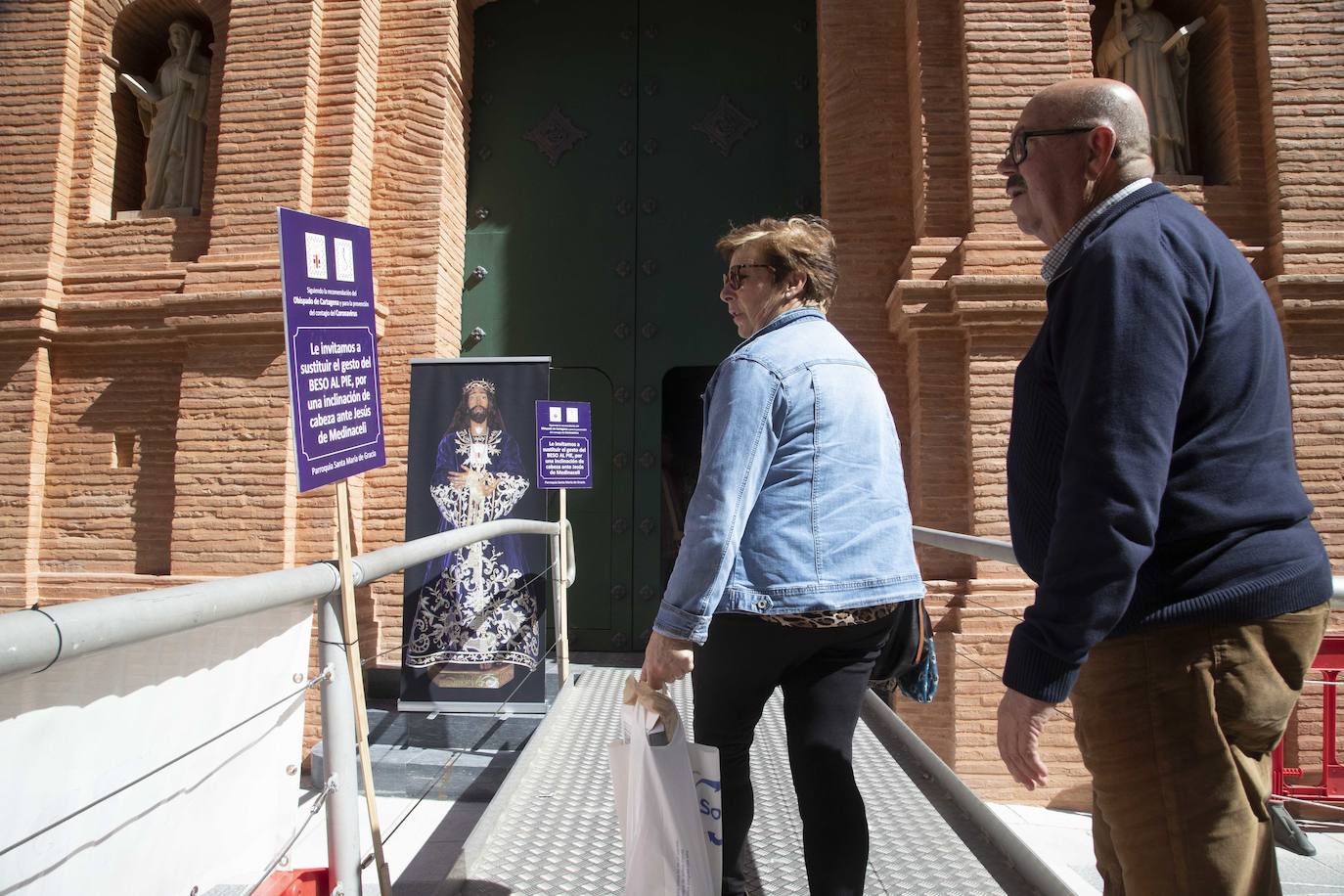 Fotos: Los fieles del Medinaceli optan por la reverencia y la oración