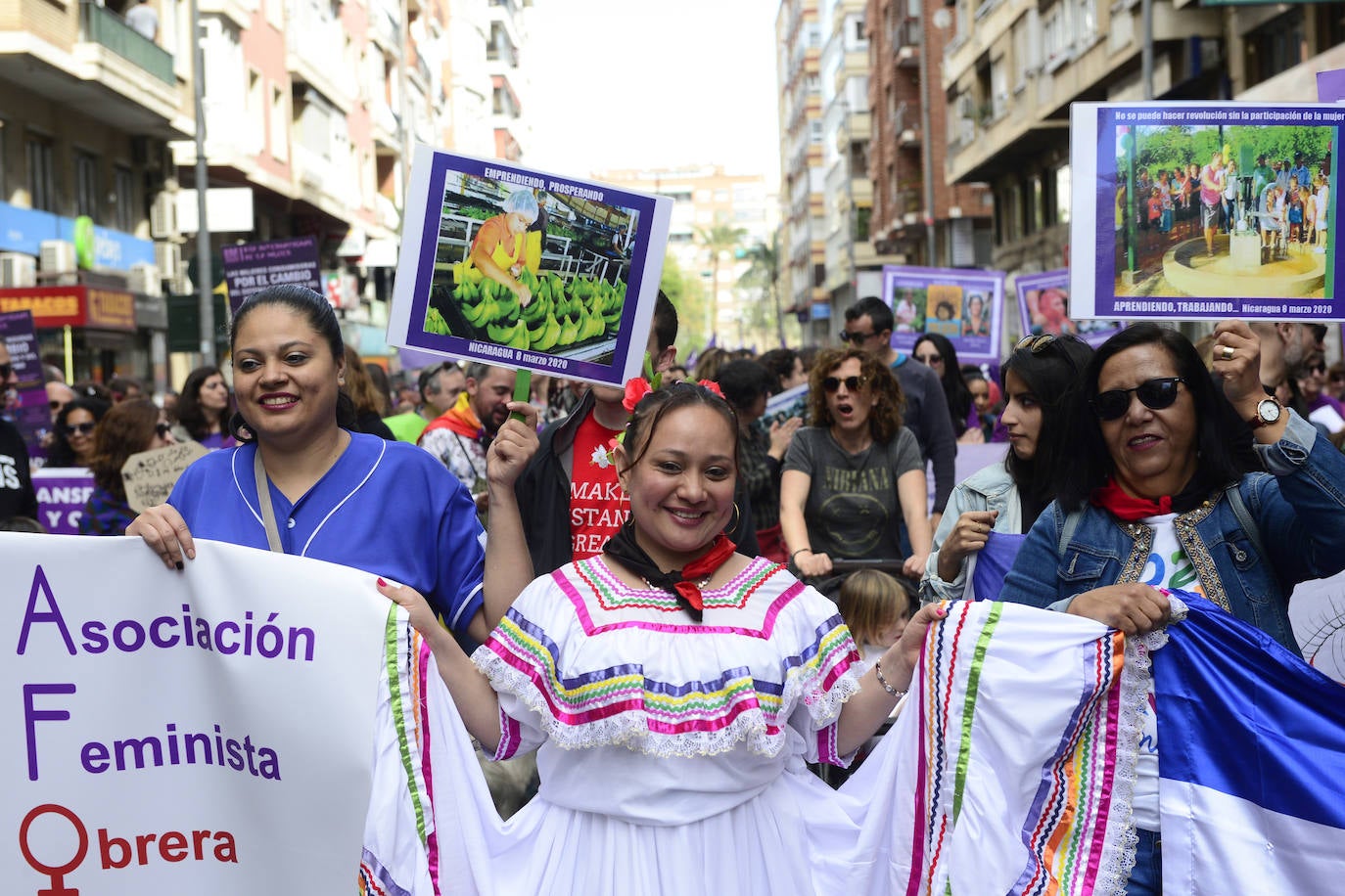 Fotos: Miles de voces claman en Murcia contra la desigualdad de las mujeres