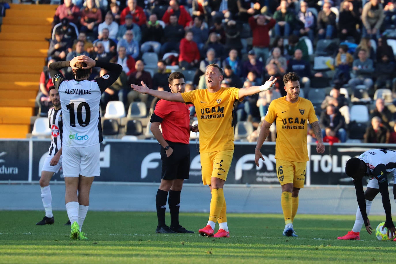 Fotos: El UCAM cae por la mínima en Badajoz