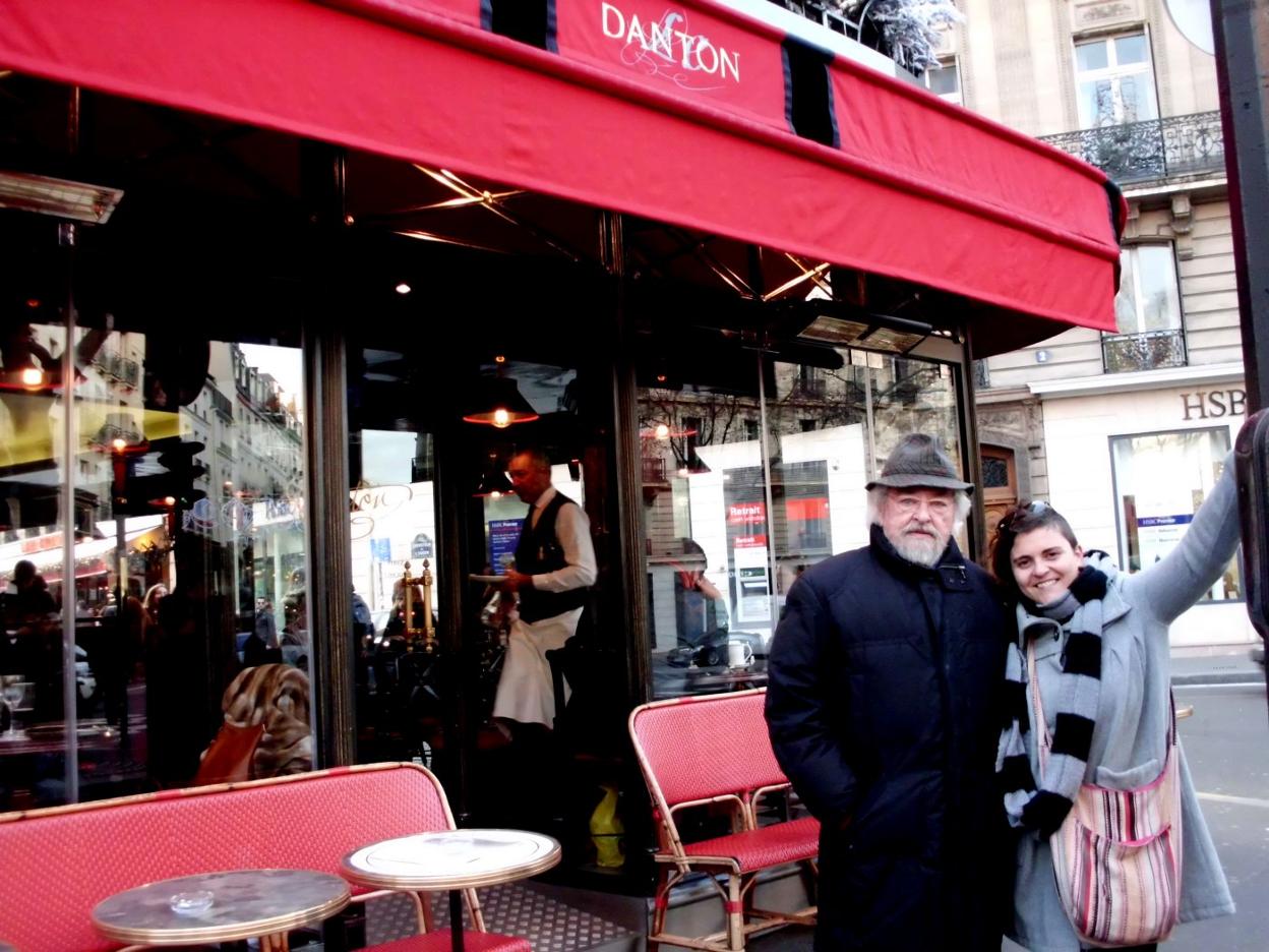 Los poetas cartageneros José María Álvarez y Noelia Illán, posando delante del café Le Danton de París.