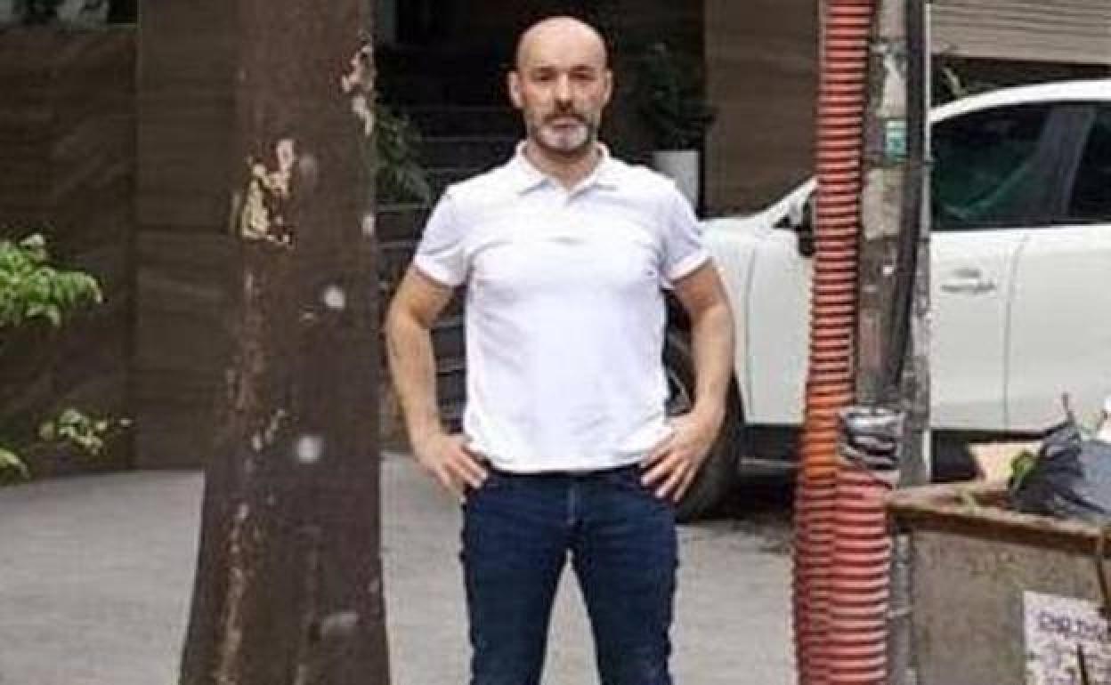 Diego López Ruiz, junto al edificio donde se aloja estos días en Hanoi, capital de Vietnam.