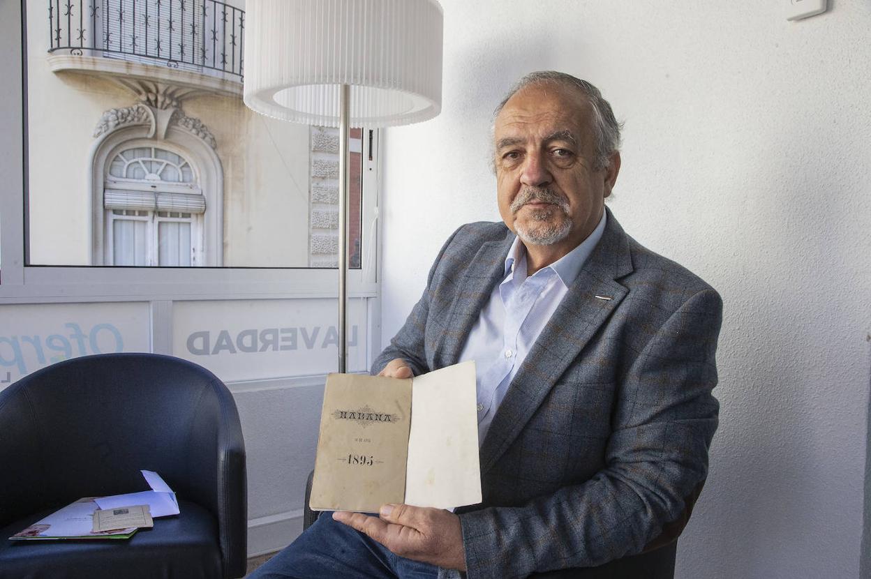 Diego Quevedo, con un librito de oraciones en recuerdo del 'Reina Regente'.