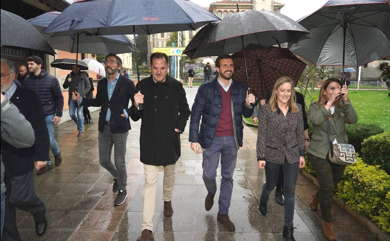 El candidato a lehendakari del PP, Carlos Iturgaiz, y el presidente nacional del partido, Pablo Casado, ayer, en Santurtzi.