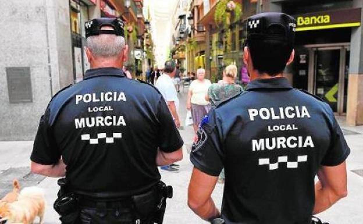Agentes de la Policía Local de Murcia, en una imagen de archivo.