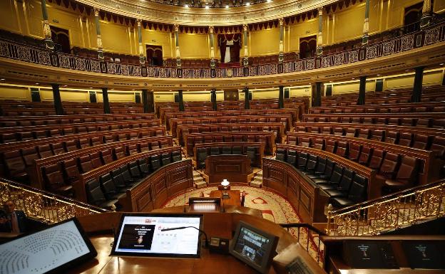 Imagen del hemiciclo en el Congreso, ayer, tras la suspensión de los plenos. 