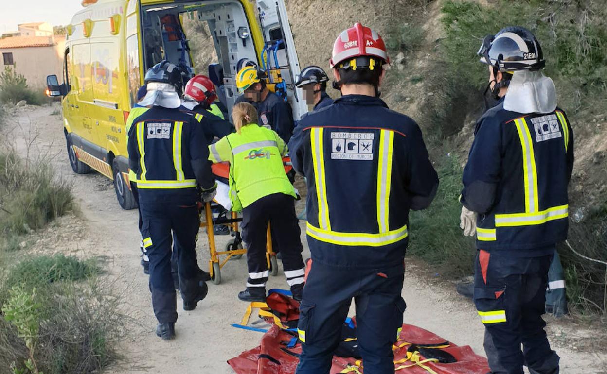 Bomberos y servicios médicos del 061 evacúan al motorista accidentado en Ricote. 