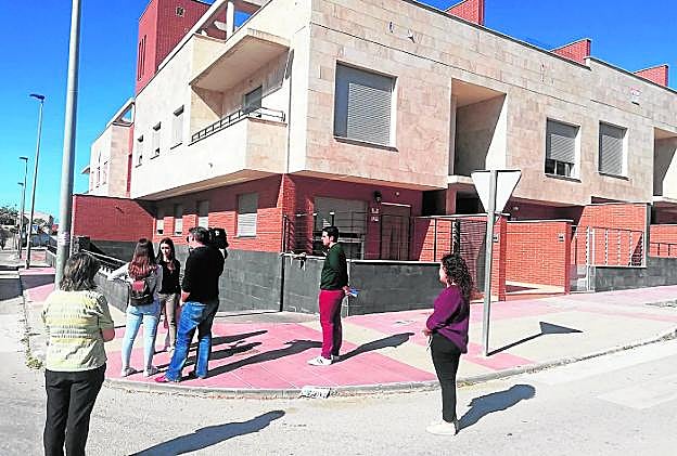 Unas vecinas atienden a los medios de comunicación, este martes, en el barrio de El Panderón. 