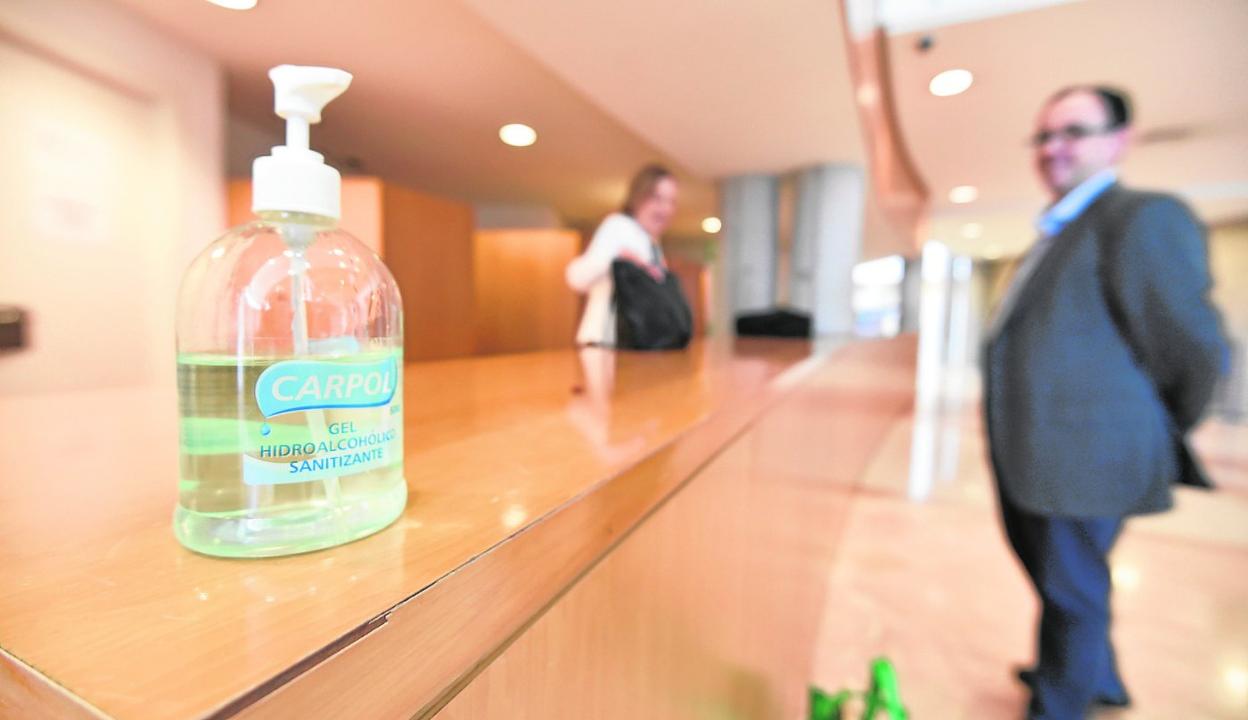 Un bote de gel desinfectante en uno de los mostradores del Auditorio Víctor Villegas, donde ayer se celebró la asamblea general de Anecoop. 