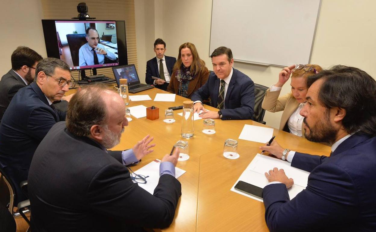 Reunión de los rectores de la UMU, UPCT y UCAM con el director general de Salud, Jose Carlos Vicente, y el consejero de Universidades, Miguel Motas, este miércoles.