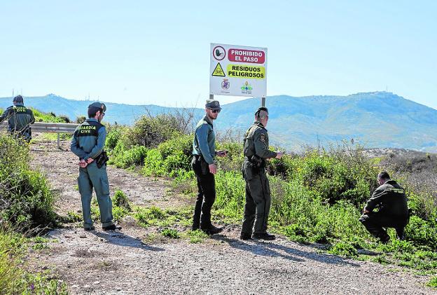 Agentes de la Guardia Civil, este miércoles en los terrenos de El Hondón, cerca del barrio de Torreciega. 