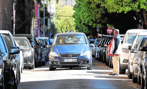 La calle Ángel Romero Elorriaga era una de las pocas arterias de la ciudad en la que la actividad de los gorrillas era visible durante la mañana del pasado martes. 