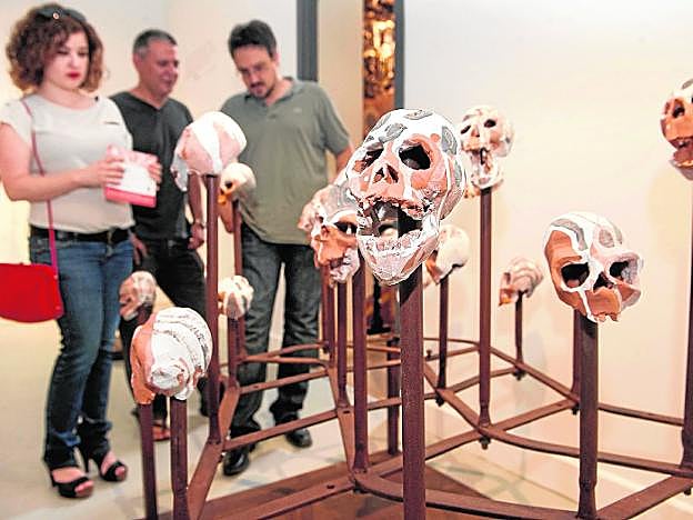 Visitantes en una de las exposiciones de la Fundación Casa Pintada. 