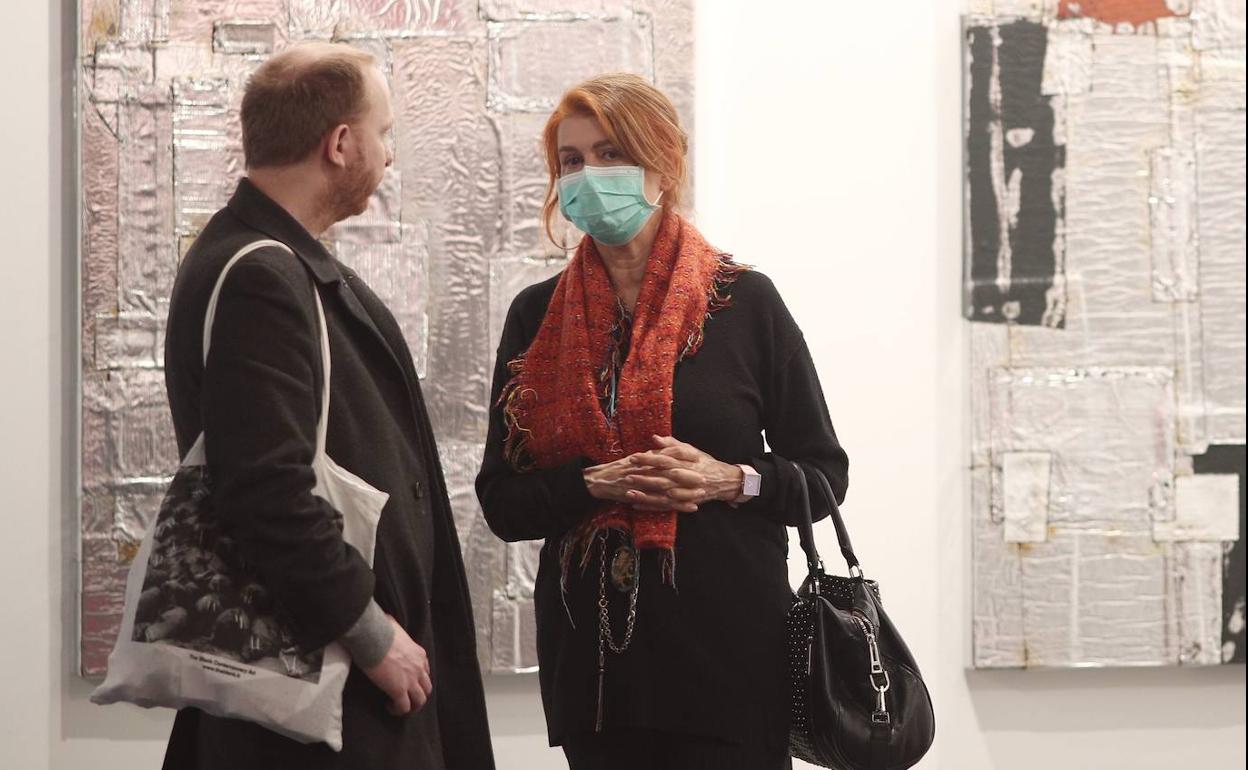 Una mujer protegida con una mascarilla en la feria Arco, en Madrid, el pasado 26 de febrero.