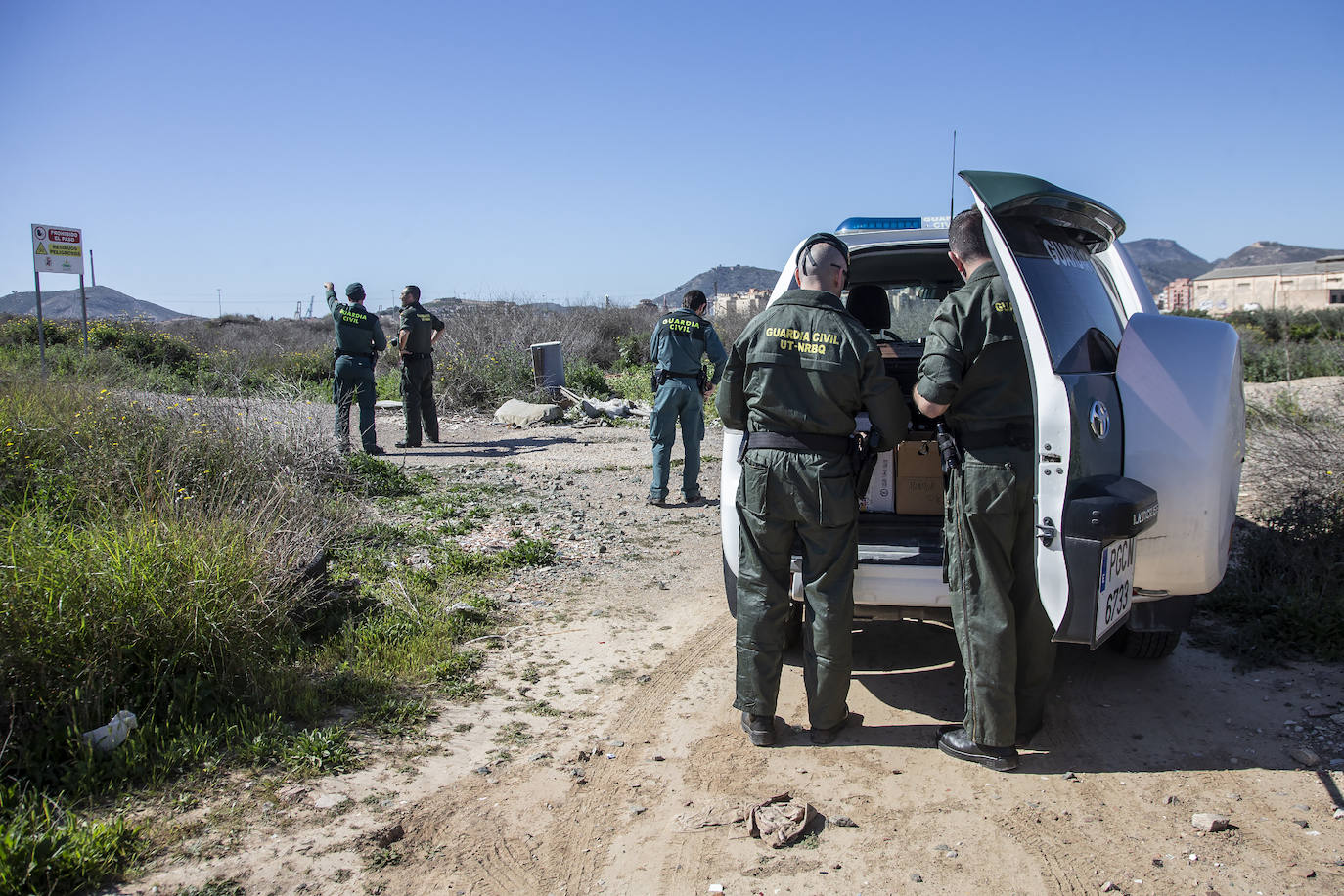 Fotos: La Guardia Civil mide los niveles de radiactividad en los suelos del Hondón