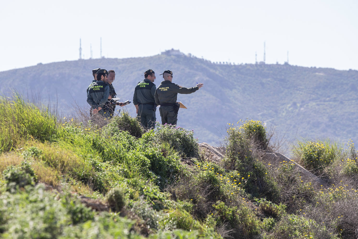 Fotos: La Guardia Civil mide los niveles de radiactividad en los suelos del Hondón