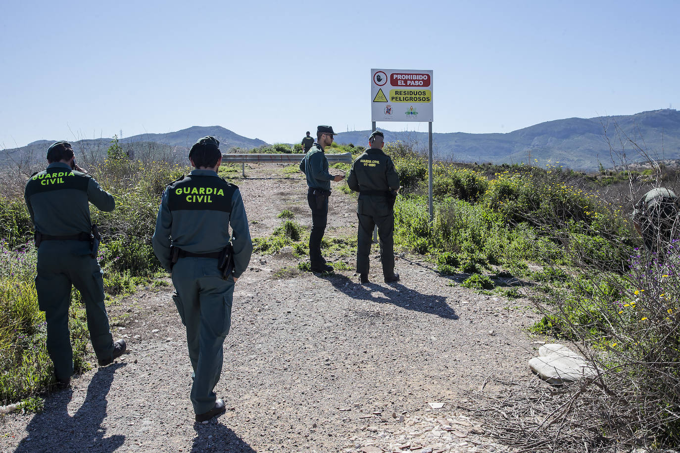 Fotos: La Guardia Civil mide los niveles de radiactividad en los suelos del Hondón