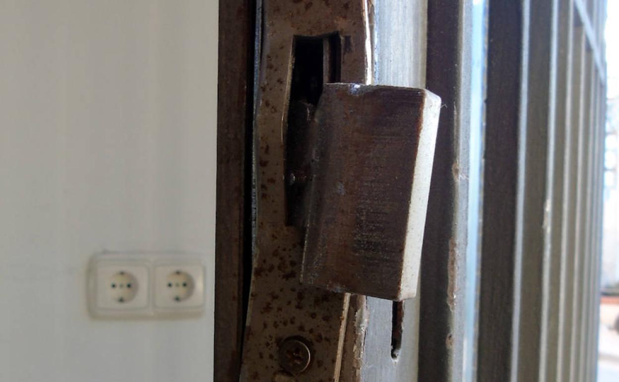 Cerradura forzada en la puerta de una vivienda. 